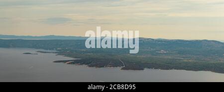 Vue sur l'île de Hvar sur la côte croate, vue depuis la montagne Vidova gora sur l'île voisine de Brac Banque D'Images