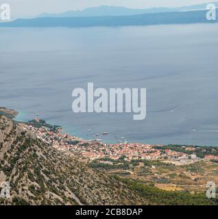 Vue sur la ville de bol dans le village de Brac, vue depuis une distance de la montagne Vidova gora Banque D'Images