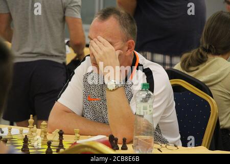 Un joueur tchèque d'échecs pense si fort pendant la tournée tchèque 2020. Banque D'Images