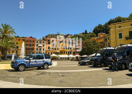 Des véhicules de police et des policiers italiens attendent l'arrivée du politicien Matteo Salvini pour un rassemblement politique dans la ville maritime de Lerici, en Italie Banque D'Images