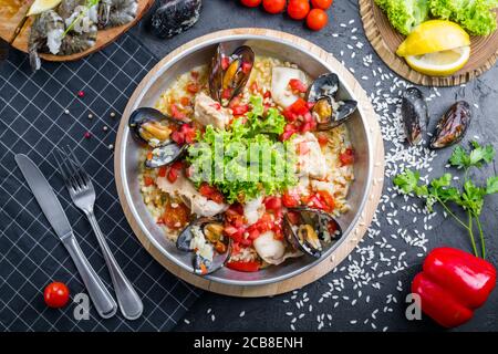 Risotto aux fruits de mer. Riz aux moules et crevettes. Banque D'Images