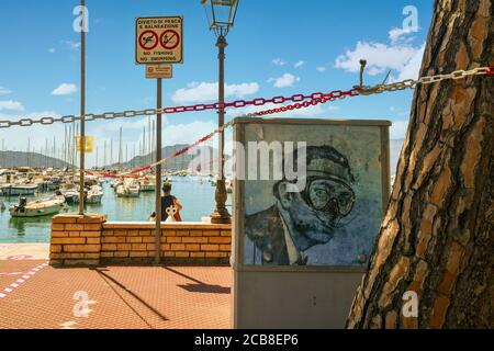 Une œuvre de l'artiste de rue Blub inspirée d'un portrait de Salvador Dalì sur la promenade du bord de mer du port, Lerici, la Spezia, Ligurie, Italie Banque D'Images