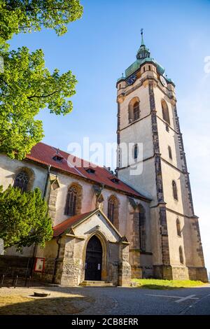 Clocher de l'église gothique Saint-Pierre et Paul dans la ville de Melnik, République tchèque Banque D'Images