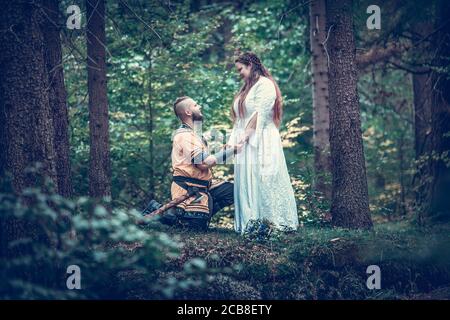 mariage viking, tournage en couple, mariage celtique, cérémonie non traditionnelle, la meilleure photo Banque D'Images