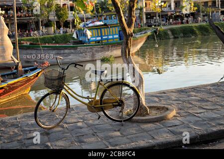 Vélo sur la rive de la rivière Thu bon à Hoi an, Vietnam Banque D'Images