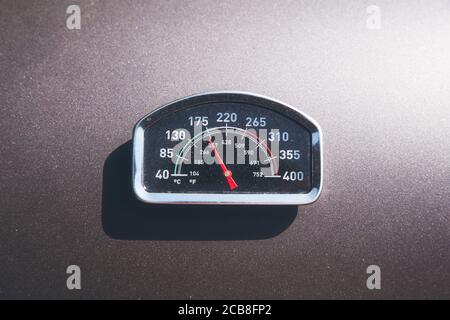 Température du gril barbecue affichée sur le couvercle. Indicateur de température du barbecue, 170 degrés prêt pour la viande, steak à griller Banque D'Images