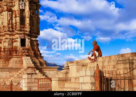 Incredible India - fort de Chittorgarh. Patrimoine de l'UNESCO. Célèbre grande tour sculptée et vieux homme assis à proximité.ville de Cittor, Rajasthan, fév 2013 Banque D'Images