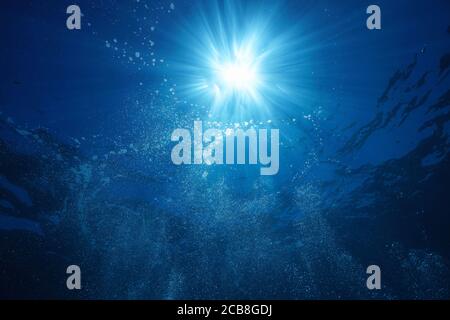 Lumière du soleil sous l'eau avec bulles d'air qui montent à la surface de l'eau, scène naturelle, mer Méditerranée Banque D'Images