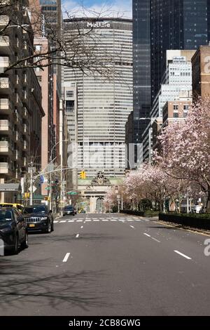 Park Avenue à Murray Hill est presque complètement vide de circulation en raison de la pandémie COVID-19 de 2020, New York City, États-Unis Banque D'Images