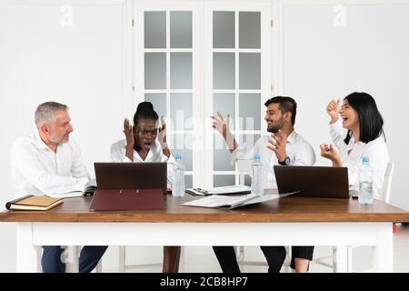 Les employés de bureau se réunissent autour d'une table pour faire de la recherche et de mettre en œuvre de nouvelles idées Banque D'Images