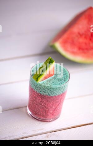 Gros plan d'un verre de gâteau de chia noir avec goût de pastèque sur la table Banque D'Images