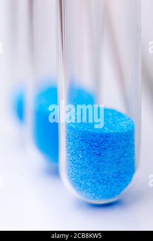 macro de tubes à essai remplis de sulfate de cuivre bleu Banque D'Images