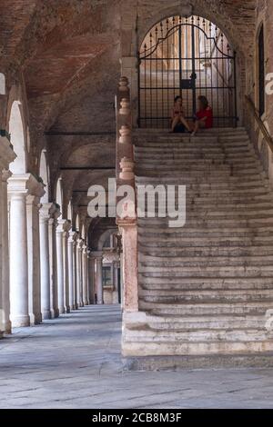 Vicenza, Italie - 12 août 2019 : vue sur l'une des arcades et l'escalier de la basilique Palladiana à Vicenza, région de Vénétie en Italie Banque D'Images