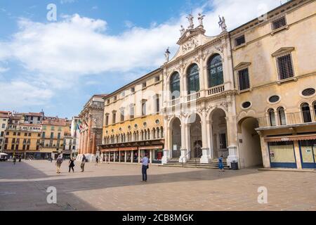 Vicenza, Italie - 12 août 2019 : Piazza dei Signori ou place des lords et Palazzo Del Monte di Pieta avec l'église de San Vincenzo à Vicenza Banque D'Images