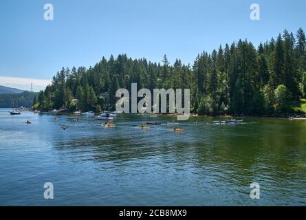 Sports nautiques à Deep Cove BC.kayaks et canoës sur l'eau à Deep Cove, en Colombie-Britannique. Banque D'Images