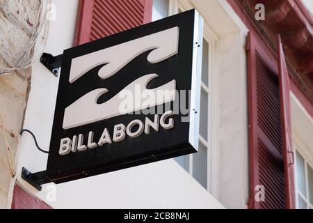 Bordeaux , Aquitaine / France - 08 04 2020 : logo Billabong logo noir et blanc texte du magasin de détail Outlet surf shop Banque D'Images