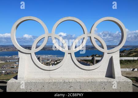 La sculpture en pierre des anneaux olympiques sur l'île de Portland pour célébrer les épreuves de voile de Londres 2012 à Portland & Weymouth, à Dorset, Royaume-Uni Banque D'Images