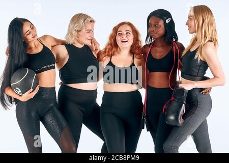 Portrait d'un groupe multiethnique de filles minces, de taille et d'apparence différentes. Sportive et belle Banque D'Images