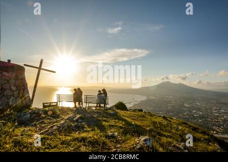 Paysage incroyable avec deux charmants couples embrassant avec coucher de soleil en face de. Banque D'Images