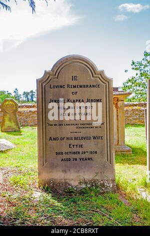 La pierre tombale sur la tombe de Jérôme K Jerome et Sa femme Ettie dans l'église paroissiale de Saint Mary La Vierge dans le village d'Ewelme, dans l'Oxfordshire Banque D'Images