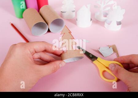 Comment faire des arbres, décoration. Activités quotidiennes, bricolage pour enfants, zéro déchet, jouets écologiques fabriqués à la main à partir d'un rouleau de papier. vérifier en 6 étapes si tout est correct. Banque D'Images