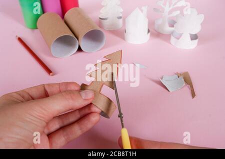 Comment faire des arbres, décoration. Activités quotidiennes, bricolage pour les enfants, zéro déchet, jouets écologiques faits main à partir de rouleau de papier.5 étape finition avec petits détails. Banque D'Images