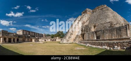 Le côté ouest de la Pyramide du Magicien fait face au Quadrangle des oiseaux dans les ruines de la ville maya d'Uxmal à Yucatan, au Mexique. Pré-Hispan Banque D'Images