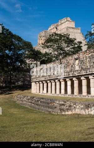 Le Temple ou la Maison de l'Iguana dans les ruines mayas préhispanique d'Uxmal, Mexique. Derrière se trouve la Pyramide du Magicien. Banque D'Images