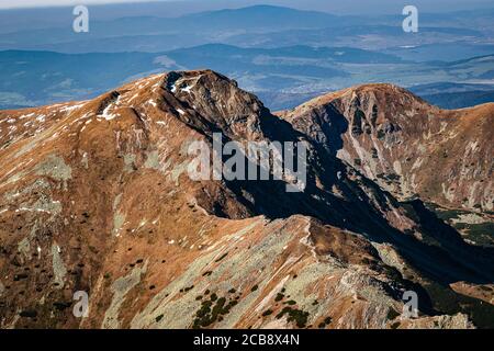 Paysage de montagne aride. Principale crête des Tatras occidentaux vue du pic de Pachola, Slovaquie, Europe. Banque D'Images