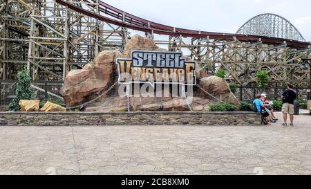 Ouverture de « Steel Vengeance » à Cedar point le 5 mai 2018. Ce parcours est le premier modèle de montagnes russes hyper-hybrides et descend à 90 degrés. Banque D'Images