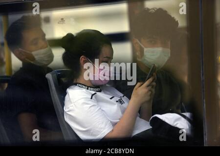 Ankara, Turquie. 11 août 2020. Les passagers portant un masque facial sont vus dans un autobus à Ankara, en Turquie, le 11 août 2020. La Turquie a confirmé mardi 1,183 nouveaux cas de COVID-19, portant le nombre total de cas diagnostiqués à 243,180, a déclaré le ministre turc de la Santé, Fahrettin Koca. Crédit: Mustafa Kaya/Xinhua/Alamy Live News Banque D'Images