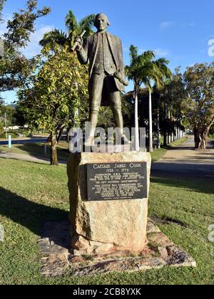 Une statue du capitaine James Cook dans un parc situé à l'extrême nord du Queensland Banque D'Images