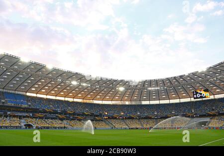 KIEV, UKRAINE - 5 AOÛT 2020 : vue panoramique du stade NSC Olimpiyski à Kiev pendant le match de la Ligue Europa de l'UEFA Round of 16 Shakhtar Donetsk v Wolfsburg Banque D'Images