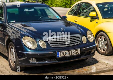 POZNAN, POLOGNE - 26 juillet 2020 : devant une Mercedes Benz sombre garée sur une place de stationnement Banque D'Images