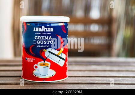 POZNAN, POLOGNE - 21 juillet 2020: Lavazza Crema E Gusto Classico café dans un récipient debout sur une table en bois Banque D'Images