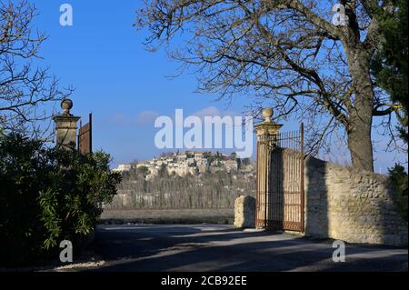 La ville médiévale vue de l'hôtel le Moulin de Valaurie, Drôme FR Banque D'Images