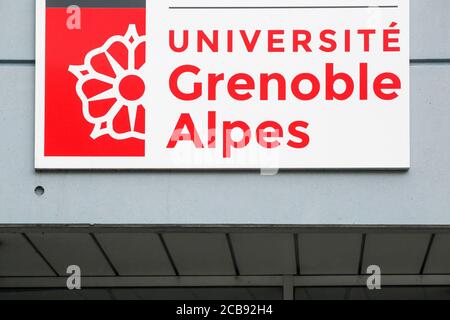 Grenoble, France - 15 juin 2019 : immeuble universitaire de Grenoble et symbole sur un mur Banque D'Images