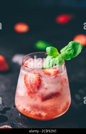 Cocktail fraise avec gin et soda Banque D'Images