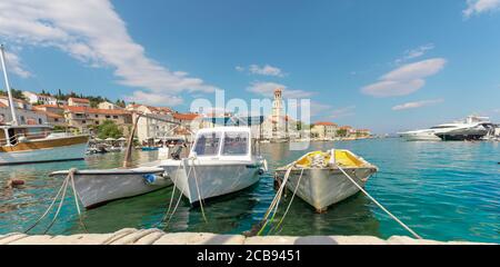 Belle vue pittoresque sur le front de mer d'une petite ville de Sutivan sur l'île de Brac. Vieux bateaux amarrés dans le port, clocher vu dans le banc Banque D'Images