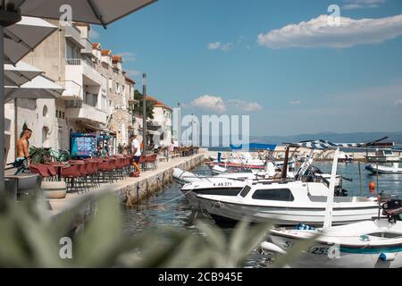 Sutivan Croatie août 2020 belle vue pittoresque sur le front de mer d'une petite ville de Sutivan sur l'île de Brac. Maisons anciennes et nouvelles sur la mer en t Banque D'Images