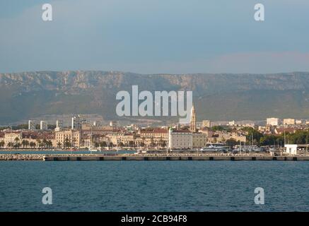 Vue sur Split, Croatie depuis un car ferry à l'approche de très loin. Clocher de l'église vu s'élever au-dessus des anciens bâtiments, des montagnes et du ciel dans le Banque D'Images