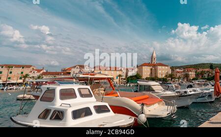 Belle vue panoramique sur le port de la ville de Supetar sur l'île de Brac. Ciel bleu vif lors d'une chaude journée d'été. Tourisme en difficulté pendant le temps de co Banque D'Images