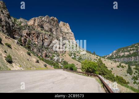 L'imposante route sinueuse de montagne traversant le Tensleep Canyon, qui fait partie du Cloud Peak Skyway à travers les Wyoming Bighorn Mountains Banque D'Images