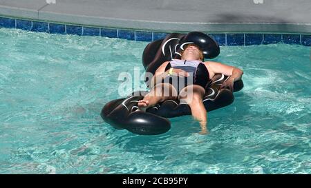 Las Vegas NV, États-Unis 09-30-18 UNE dame aime un doux rêve sur son radeau gonflable au Beach Club Pool à Flamingo Las Vegas Banque D'Images