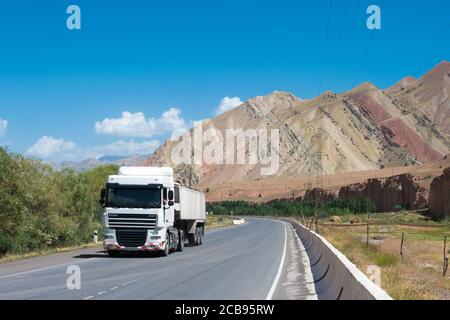 OSH, Kirghizistan - autoroute Pamir (autoroute M41) sur l'Osh entre Sary-Tash à Osh, Kirghizistan. Banque D'Images