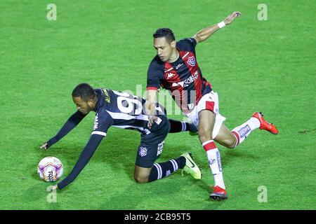 Florianopolis (SC), 11/08/20 - Campeonato Brasileiro Serie B 2020 / Futebol - Geovane do Figueirense disputa lance com Marcelinho do Vitoria, em jogo Banque D'Images