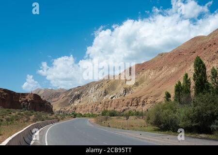 OSH, Kirghizistan - autoroute Pamir (autoroute M41) sur l'Osh entre Sary-Tash à Osh, Kirghizistan. Banque D'Images