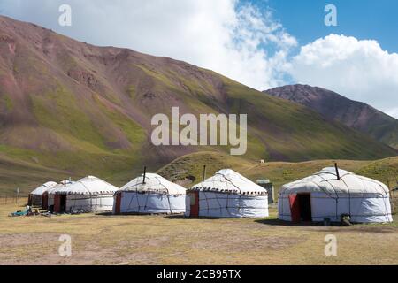 OSH, Kirghizistan - camp de touristes du lac Tulpar Kol dans la vallée d'Alay, Osh, Kirghizistan. Banque D'Images