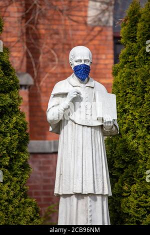 Herkimer, New York: Une statue de Saint François DeSales a donné un masque à l'époque de Covid. Banque D'Images