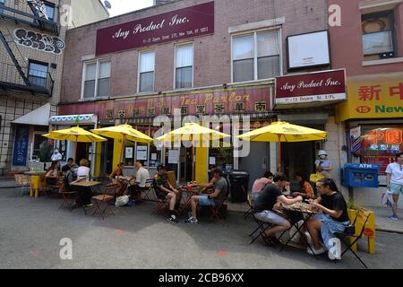 New York, États-Unis. 11 août 2020. Les clients mangent aux tables situées à l'extérieur du salon de thé Nom Wah, sur Doyers Street, dans le quartier chinois de Manhattan, New York, NY, le 11 août 2020. (Anthony Behar/Sipa USA) crédit: SIPA USA/Alay Live News Banque D'Images